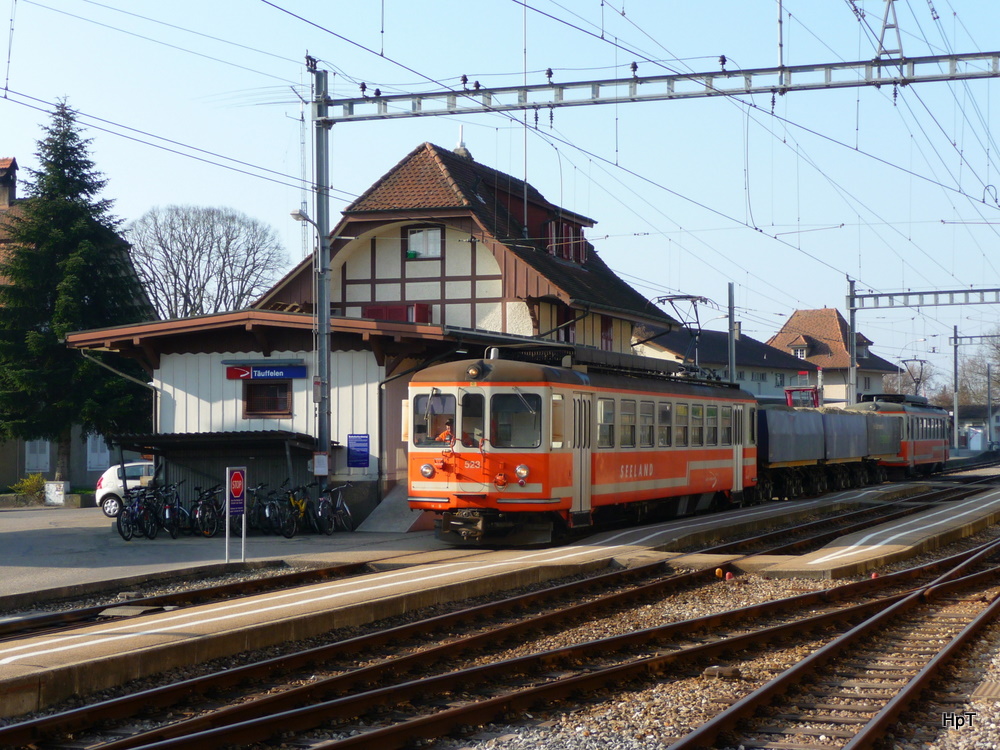 asm Seeland - Kieszug mit Be 4/4 523 und 3 Kieswagen Typ Fa sowie am Schluss der Schiebende Triebwagen Be 4/4 101 im Bahnhof Tuffelen am 25.03.2011