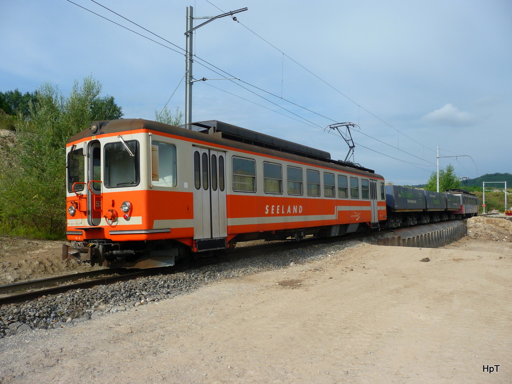 asm Seeland - Kieszug mit Be 4/4 523 + 3 Kieswagen sowie dem B 4/4 525 in der Grube in Finsterhennen am 26.07.2011