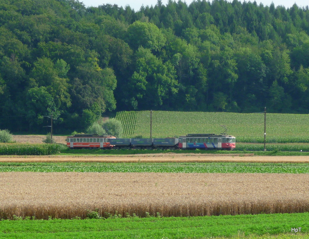 asm Seeland - Kieszug mit Be 4/4 525 + 3 Kieswagen sowie dem B 4/4 523 unterwegs bei Siselen am 26.07.2011