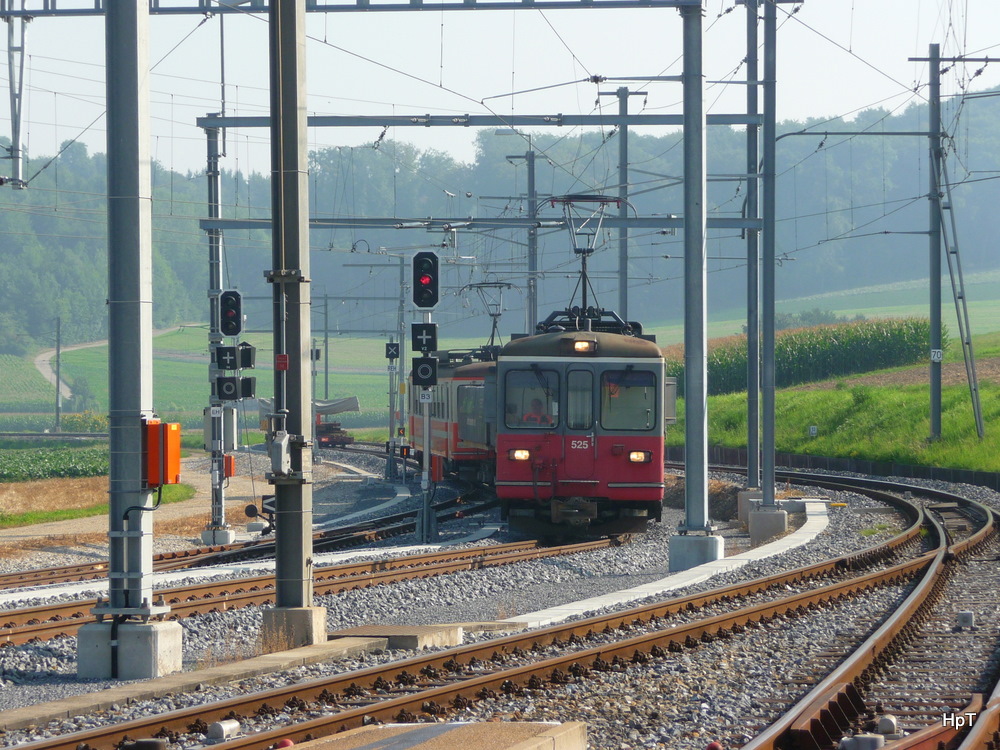 asm Seeland - Kieszug mit dem Be 4/4 525 und 3 Kieswagen Typ Fa und dem Be 4/4 523 am Schluss bei der einfahrt in den Bahnhof Siselen am  02.08.2011  .. Bild wurde vom Perron im Bahnhof Siselen aus Gemacht ..