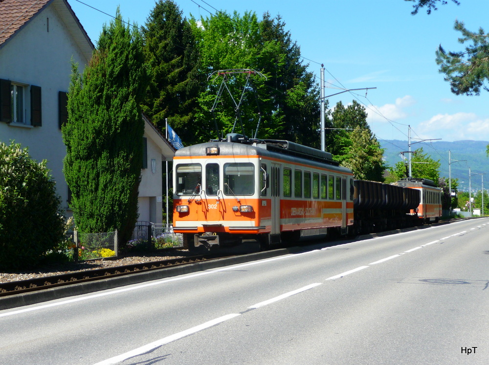 asm Seeland - Kieszug mit dem Triebwagen Be 4/4 302 und 3 Kieswagen und am Schluss der Schiebend der Triebwagen Be 4/4 101 unterwegs in Gerolfingen am 14.05.2013
