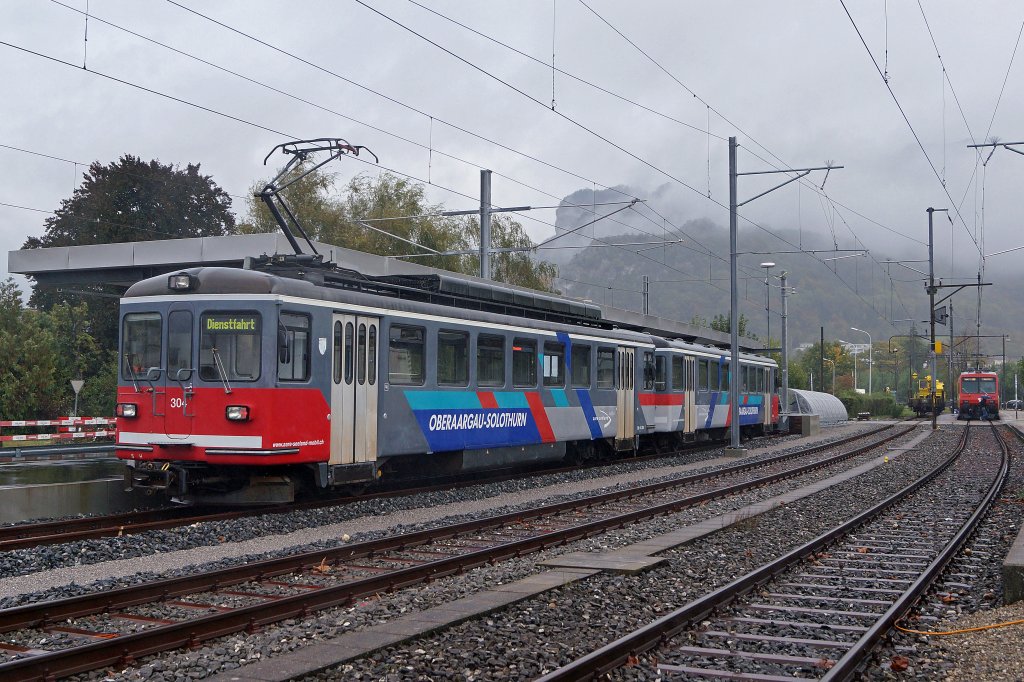 ASm: Vom Rollmaterial, welches whrend 45 Jahren das Bild der ASm, RVO, OJB und SNB prgte, sind bis heute die Be 4/4 103-104 (ex SZB/BTI), der Be 4/4 304  WIEDLISBACH  (ex SNB Be 4/4 86), der Bt 154 (ex SZB/BTI) und der Bt 354 (ex SNB Bt 105) als Reservefahrzeuge im Rollmaterialbestand brig geblieben. Seit dem Fahrplanwechsel 2012 werden jedoch diese Fahrzeuge nur noch auf der Strecke Langenthal-St. Urban Ziegelei eingesetzt, da sie infolge hherer Geschwindigkeit auf der Strecke Solothurn-Oensingen-Langenthal den Fahrplan nicht mehr einhalten knnen. Der einzige Pendelzug im  SEELAENDER-FARBKLEID  bestehend aus dem Be 4/4 304 und dem Bt 354 konnte am 9. Oktober 2012 auf der Endstation Oensingen mit viel  Fotografenglck  anlsslich von Schulungsfahrten auf dem neuen Streckenabschnitt Niederbipp-Oensingen im Bilde festgehalten werden.
Foto: Walter Ruetsch 