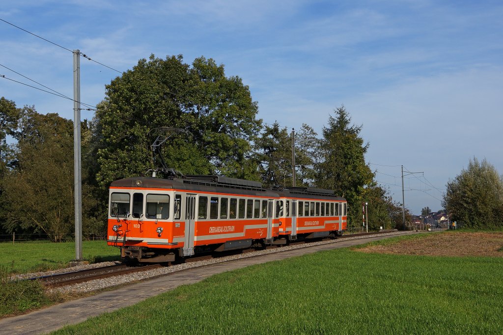 ASm: Vom Rollmaterial, welches whrend 45 Jahren das Bild der ASm, RVO, OJB und SNB prgte, sind bis heute die Be 4/4 103-104 (ex SZB/BTI), der Be 4/4 304  WIEDLISBACH  (ex SNB Be 4/4 86), der Bt 154 (ex SZB/BTI) und der Bt 354 (ex SNB Bt 105) als Reservefahrzeuge im Rollmaterialbestand brig geblieben. Seit dem Fahrplanwechsel 2012 werden jedoch diese Fahrzeuge nur noch auf der Strecke Langenthal-St. Urban Ziegelei eingesetzt, da sie infolge hherer Geschwindigkeit auf der Strecke Solothurn-Oensingen-Langenthal den Fahrplan nicht mehr einhalten knnen. Am 5. Oktober 2012 war die Resevekomposition bestehend aus den Be 4/4 103 und Be 4/4 104 bei Roggwil unterwegs.
Foto: Walter Ruetsch  