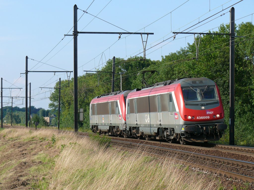  Astride  436009 mit Schwesterlok als LZ auf der grossen Schleife bei Ekeren. Neu fr mich, dass die Loknummer auf der Frontseite jetzt auch sechsstellig (mit der 4 als erste Ziffer) angegeben ist. Das Bild entstand am 13/10/2010.