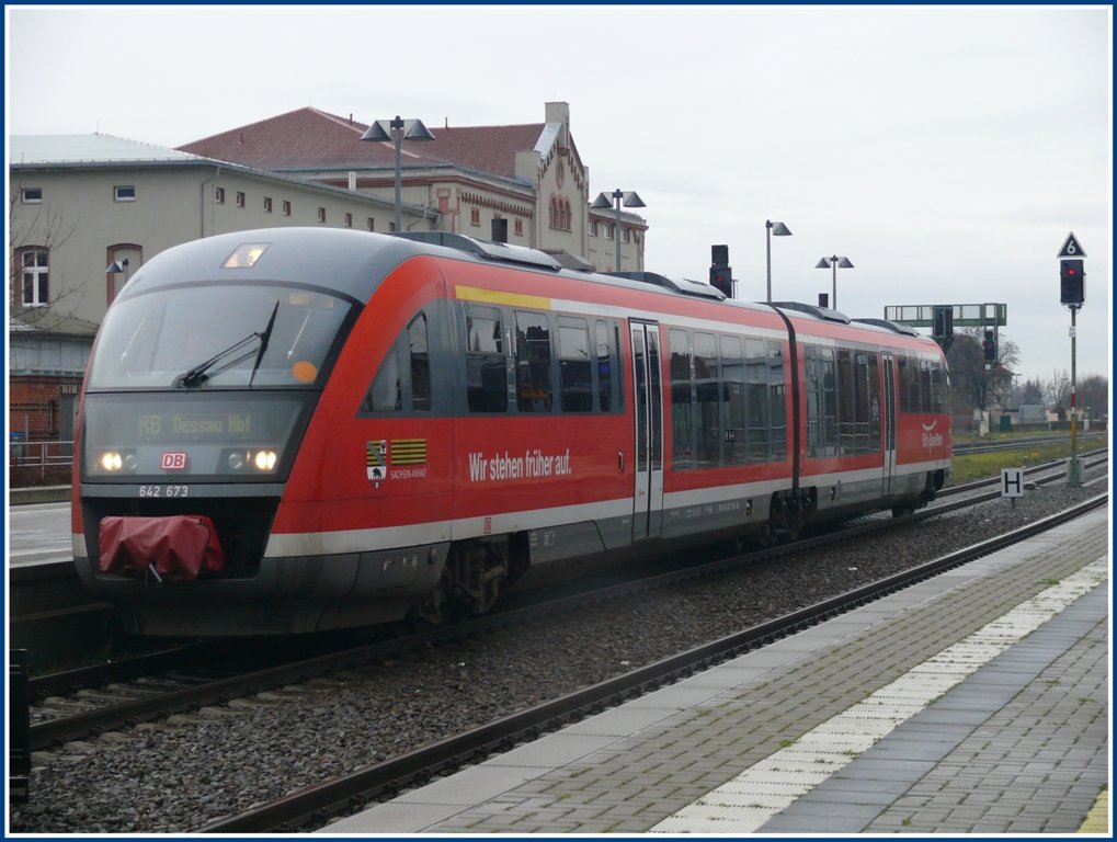 ASuch die DB fhrt noch in Aschersleben, z.B. nach Dessau Hbf mit dem 642 673. (08.12.2009)