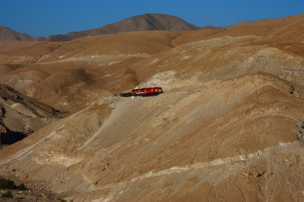 Atemberaubend ... SPCC 61 & 32 ziehen ihren Zug durch die nrdlichen Auslufer der Atacama-Wste hinauf nach Toquepala - 29.08.2011