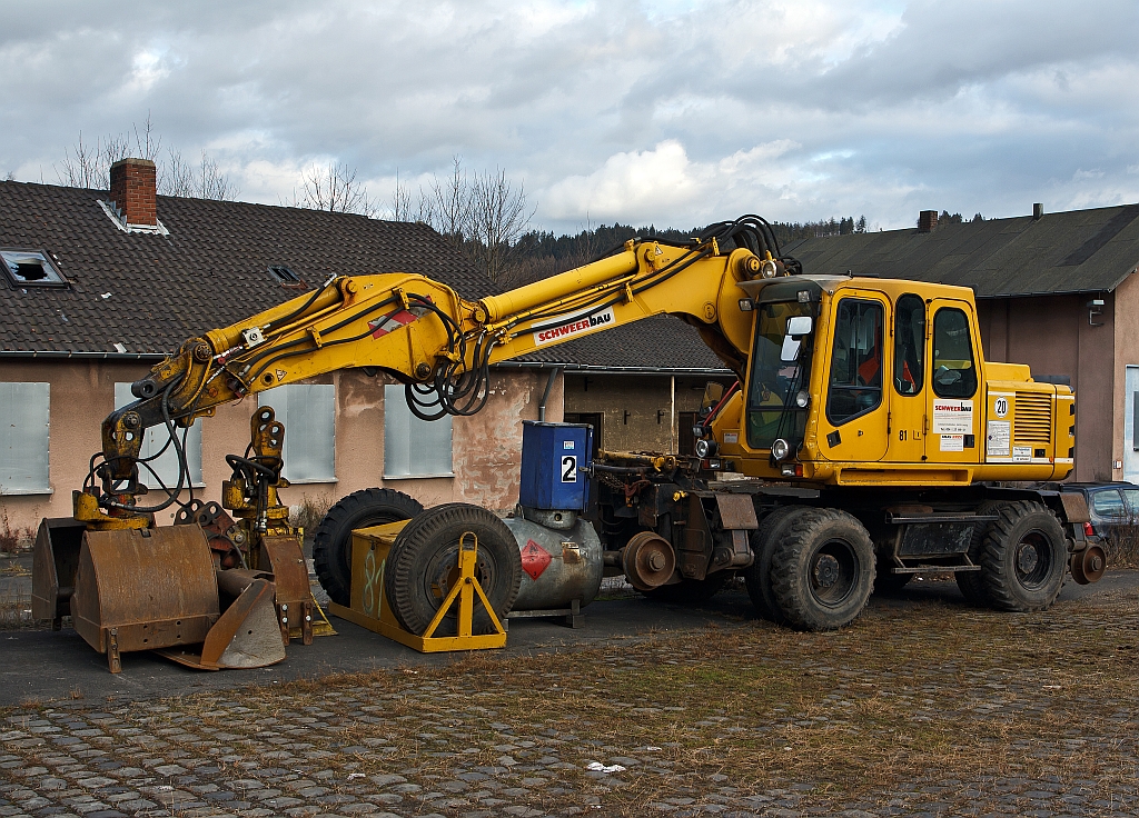 Atlas Zweiwegebagger 1604 ZW-WB mit Absttzpratzen der Schweerbau, abgestellt am 10.12.2011 in Betzdorf/Sieg. Eingestellt unter Kleinwagen-Nr. 97 51 80 511 60-5.