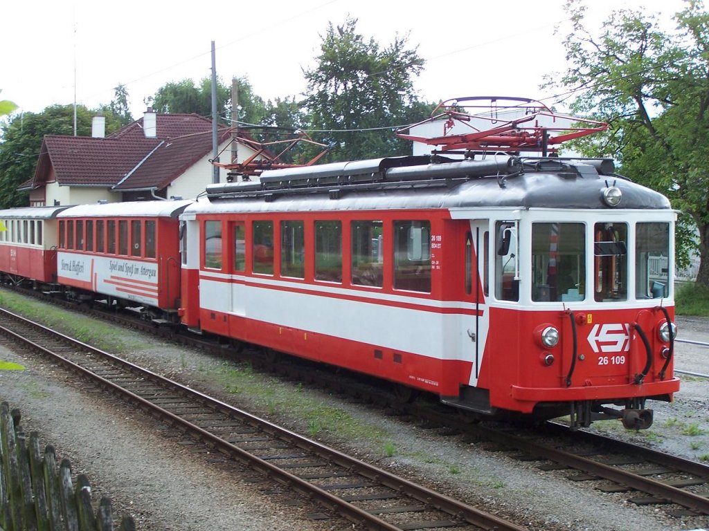Attergaubahn : BD 4 ET 26109 mit Zug im Bahnhof Attersee am 03/08/10.