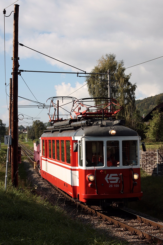 Attergaubahn - BD4ET 26 109 (Bj. 1949 Schlieren/Oerlikon) mit einem Schotterwagen als Az bei Einf. in den Bf Attersee am 13.10.2011.