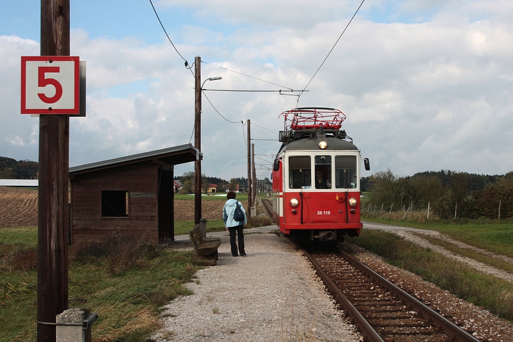Attergaubahn - Der BD4ET 26 110 (Bj. 1949 Schlieren/Oerlikon) erreicht am 13.10.2011 als Zug 8324 den Hp Hipping.