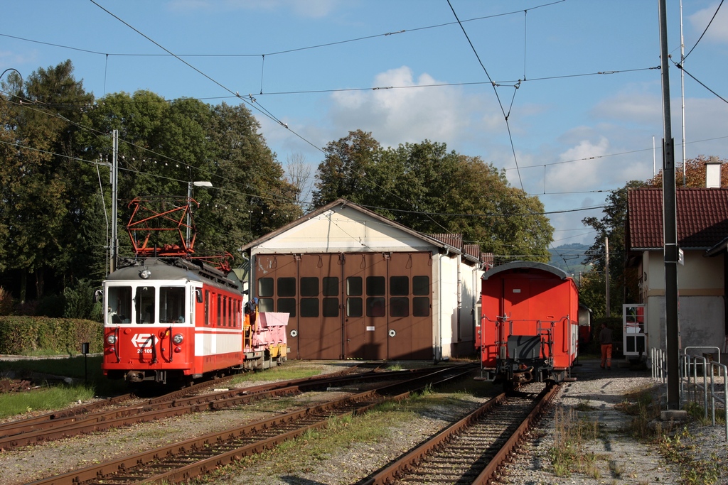 Attergaubahn - Nach Ankunft des Az, bestehend aus BD4ET 26 109 + Fcc 26 501, wurde mittels Schwerkraft umrangiert und der Zug vor der Remise abgestellt. (13.10.2011)