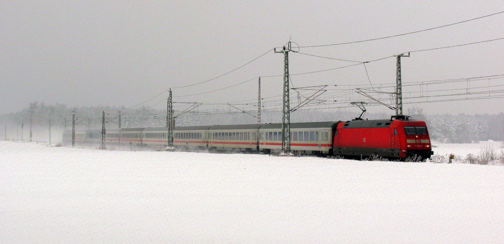 Auch 101 099-0 mit dem EC175 von Hamburg Altona nach Budapest durchraste am 29.12. Golen (Niederlausitz) und konnte aus dem Tiefschnee heraus aufgenommen werden.