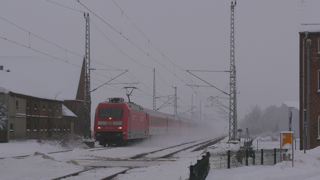 Auch 101 125-3 mit dem EC 378 von Budapest nach Binz konnte am 29.12. bei der Durchfahrt festgehalten werden, aber es wurde schon langsam dunkler.