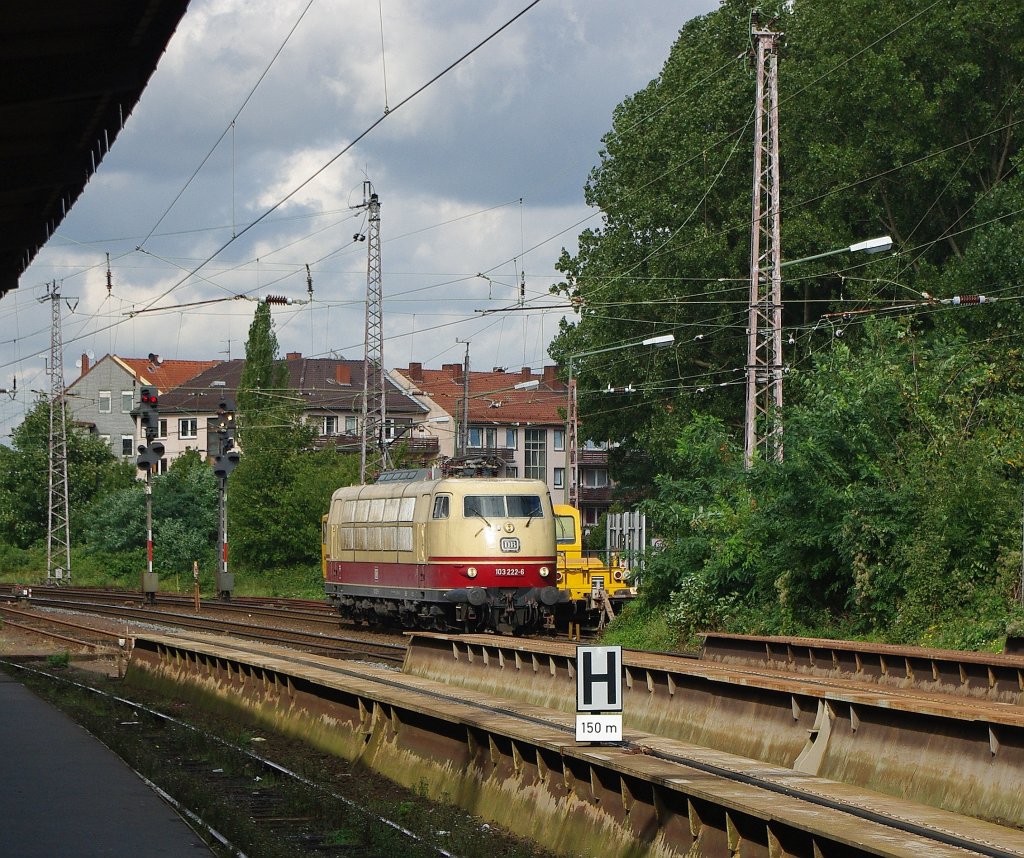 Auch 103 222-6 reiste �berraschenderweise schon am Samstag nach Osnabr�ck. Ihre Ausstellung auf dem BW-Gel�nde anl�sslich der Feierlichkeiten stand noch recht lange in Frage. Hier kommt sie gerade in Osnabr�ck Hbf an. Aufgenommen am 18.09.2010.