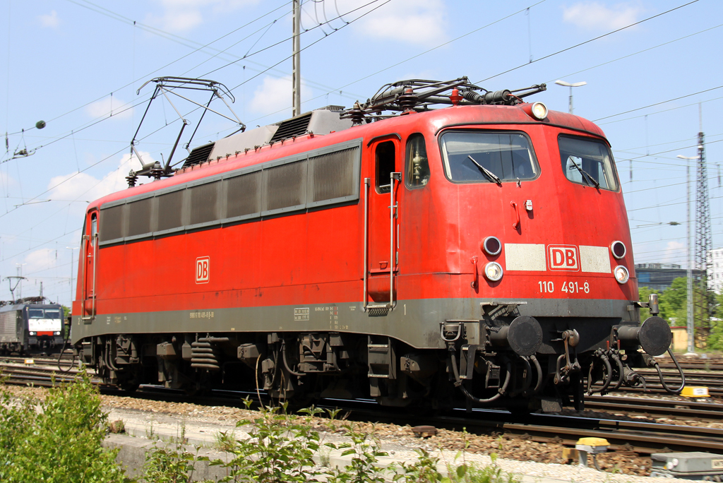 Auch die 110 491-8 fhrt heute nur Lz als PbZ 2460 von Pasing durch Laim nach Stuttgart am 08.06.2008