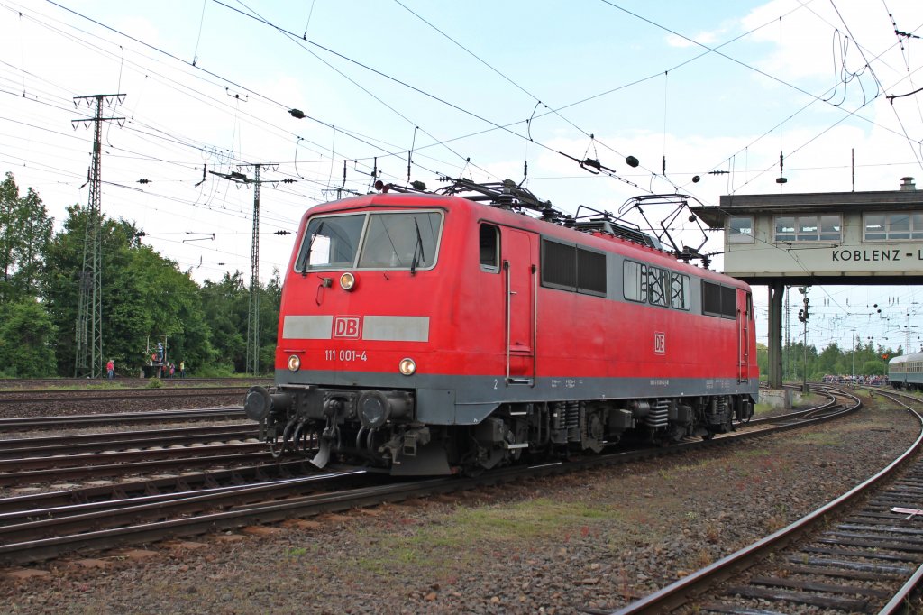 Auch die 111 001-4 war bei der Groen Fahrzeugparade des Sommerfestes in Koblenz-Ltze dabei. (08.06.2013)