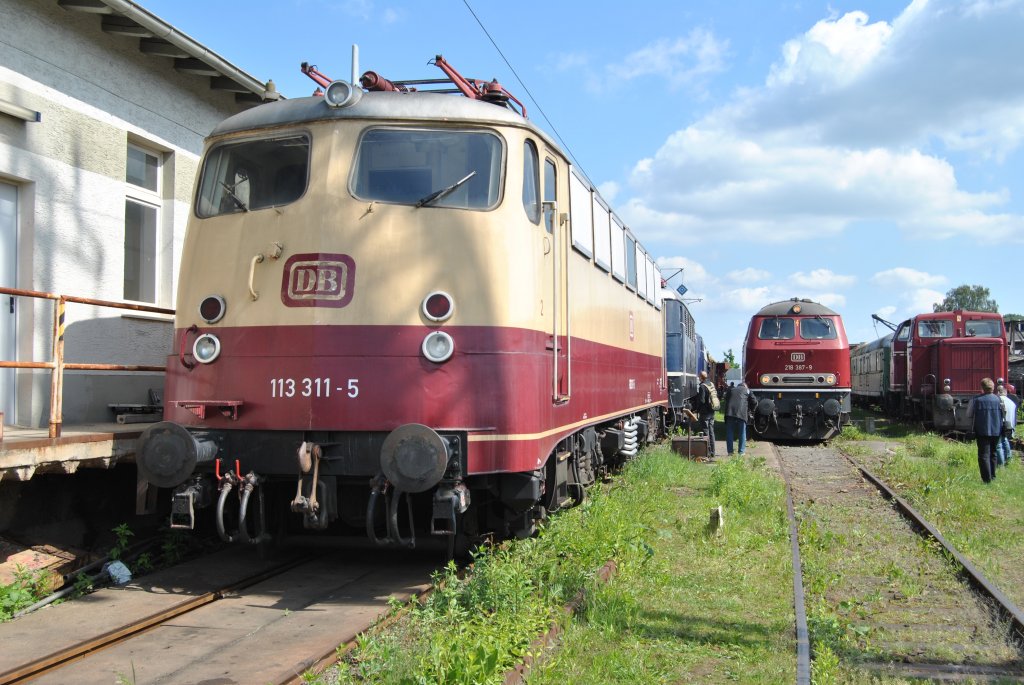 Auch 113 311-5 des DB Museum Koblenz war am 17.05.2012 bei den Bahnwelttagen im Eisenbahnmuseum Darmstadt Kranichstein.