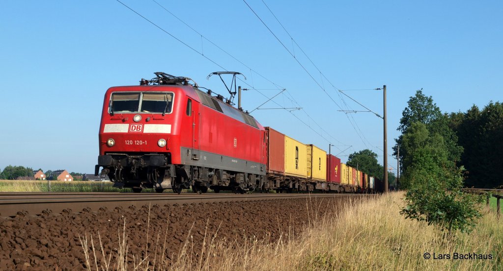 Auch die 120er sind ab und an im Gterzugdienst ttig. Hier ist 120 120-1 mit ihrem Containerzug zum Hamburger Hafen am 4.07.12 bei Reindorf zusehen.