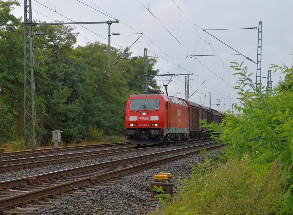 Auch die 185 283-9 ist hier an der Bahnhofsausfahrt Norf an diesem 14.9.2012 zusehen.....sie f�hrt hier in s�dlicher Richtung.