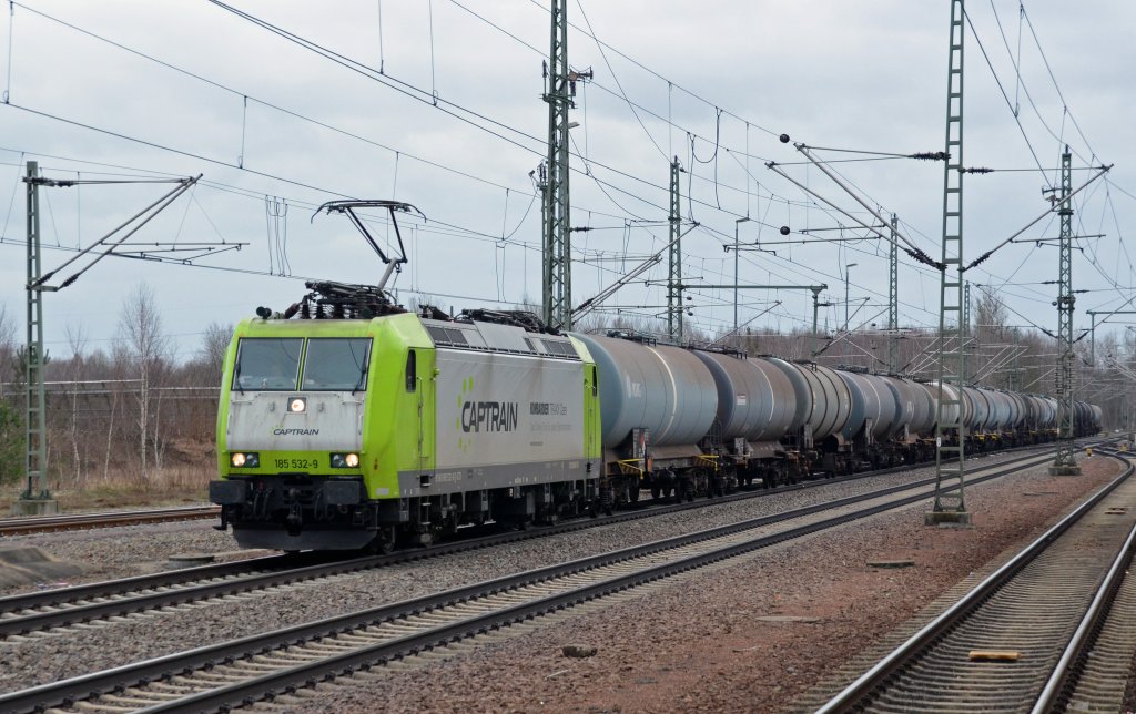 Auch 185 532 der Captrain Deutschland zog am 03.02.13 einen Kesselwagenzug durch Muldenstein Richtung Berlin.