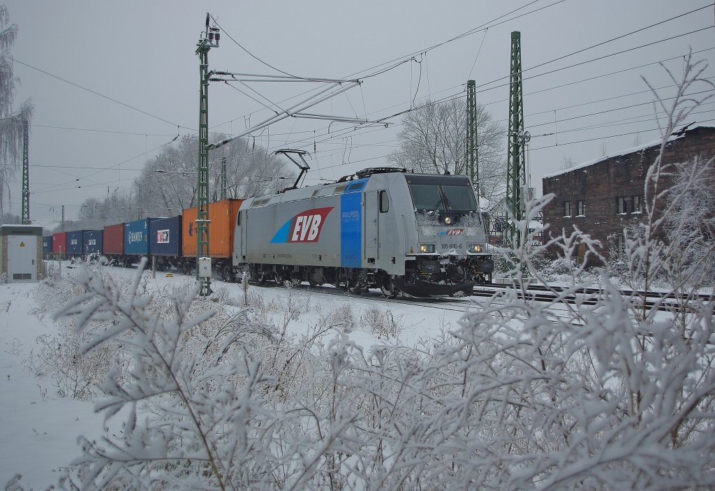 Auch 185 680-6 sorgte mit ihrem Containerzug in Richtung Norden fr etwas farbliche Abwechslung. Aufgenommen am 21.12.2010 am B Eltmannshausen/Oberhone.