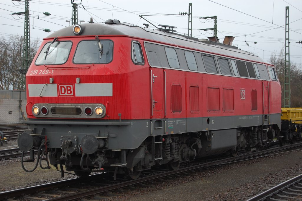 Auch die 218 249-1 von DB Fahrwegdienste konnte ich am 27.3.2010 in Karlsruhe Hbf aufnehmen. Laut der Auskunft des freundlichen Lokfhrers besitzt die Lok keine Zugheizung mehr, bekam dafr aber ein Notstromaggregat fr Baustellen eingebaut. Viele Dank nochmals fr die Info!