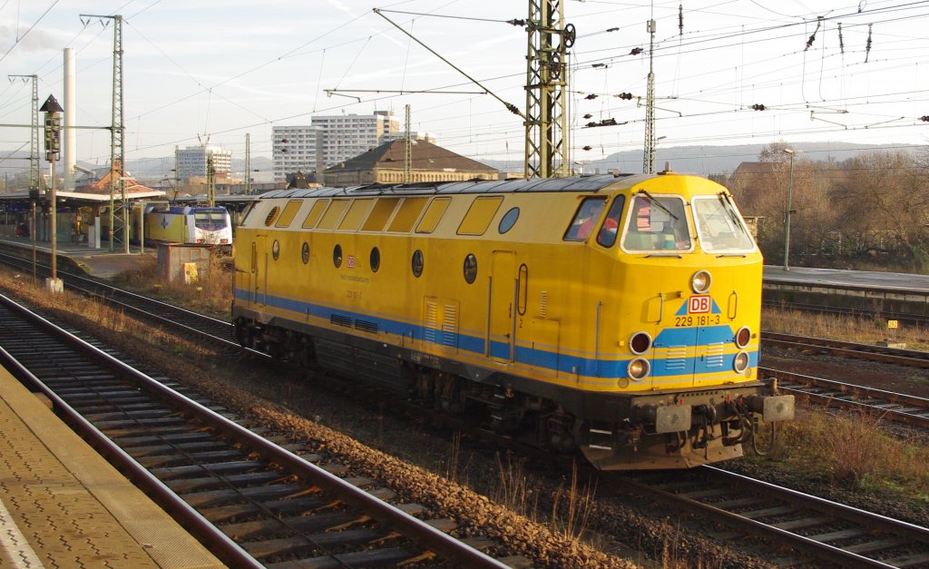 Auch 229 181-3 der DB Netz war am 9.12.2009 schon frh auf den Achsen. Hier in Gttingen mit Fahrtrichtung Sden.