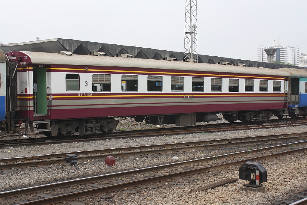 Auch der บชส.1121 (บชส.=BTC./Bogie Third Class Carriage) hat bereits das neue Farbschema erhalten, gesehen am 16.März 2011 im Bf. Hua Lamphong.

