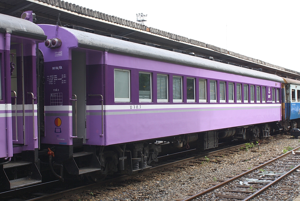 Auch der บวส.3 (บวส. =BCV./Bogie Radio Communication Van) ist bereits im neuem Design lackiert. Bf. Hua Lamphong am 24.Juli 2012.