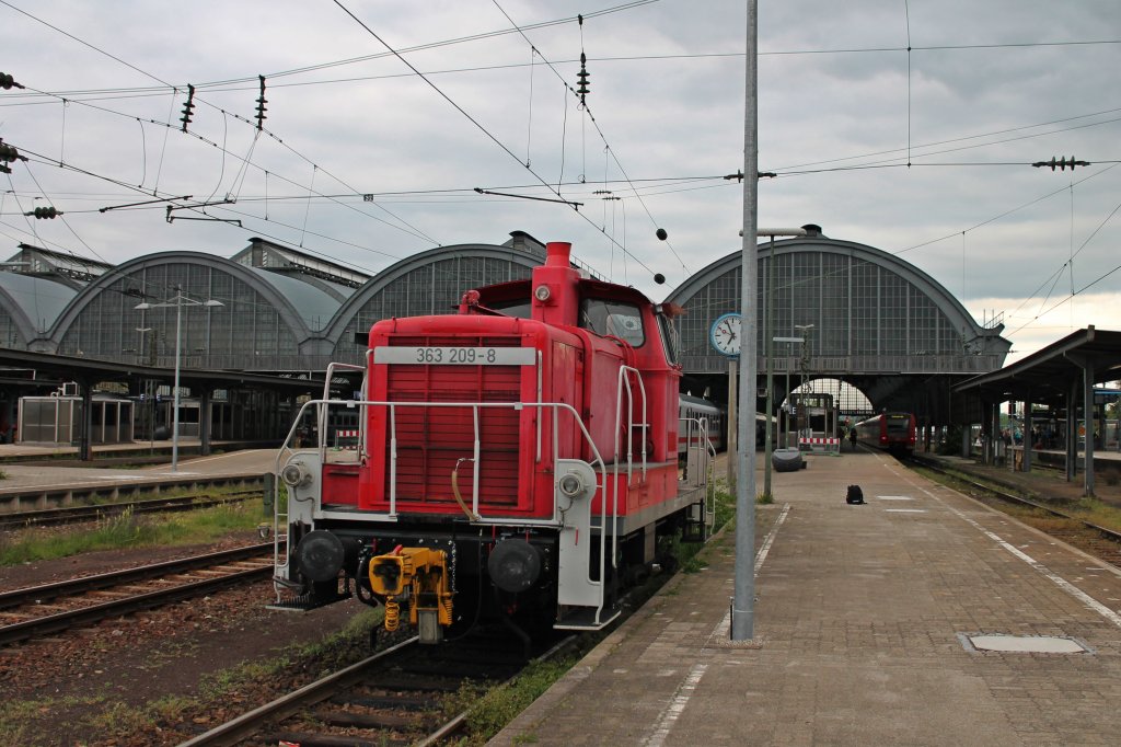 Auch die 363 209-6 von DB Schenker stand in Karlsruhe Hbf abgestellt. Auf dem Bild erkennt man die Motorseite der Lok. (10.05.2013)