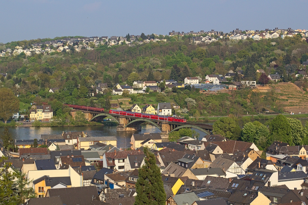 Auch der 4.5.2013 bot den RE 1 mit seinen Dostos entlang der Mosel nach Saarbrcken. Zum ersten Mal wird in Koblenz-Gls die Mosel berquert