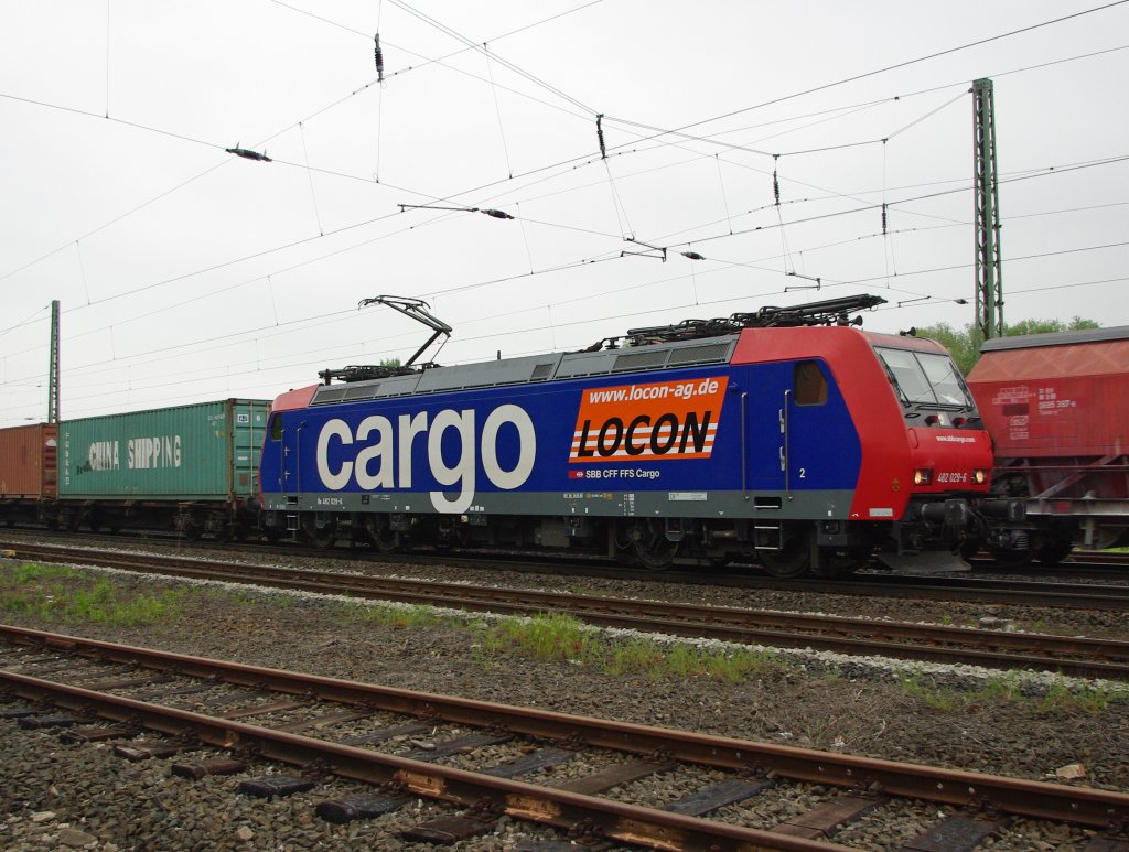 Auch die 482 029-6 trgt jetzt ein Locon Wappen auf ihrer Flanke. Gesehen am 11.05.2010 in Eschwege West.