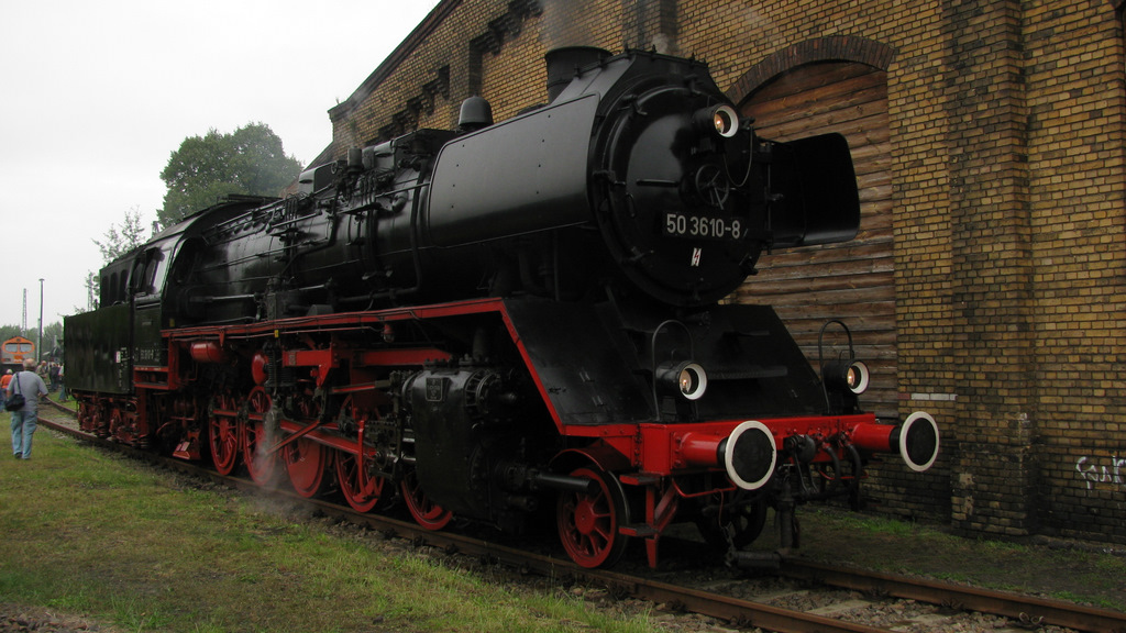 Auch 50 3610-8 der WFL beehrte das BW Sch�neweide mit Anwesenheit und wartet hier auf die Fahrt auf die Drehscheibe.