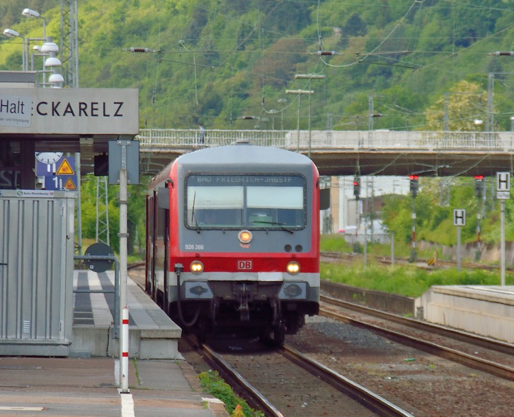 Auch der 628 622 ist im Pendeleinsatz zwischen Neckarelz und Bad Friedrichshall-Jagstfeld im Einsatz. Hier ist er am Bahnsteig 1 in Neckarelz zu bewundern am 30.5.2013