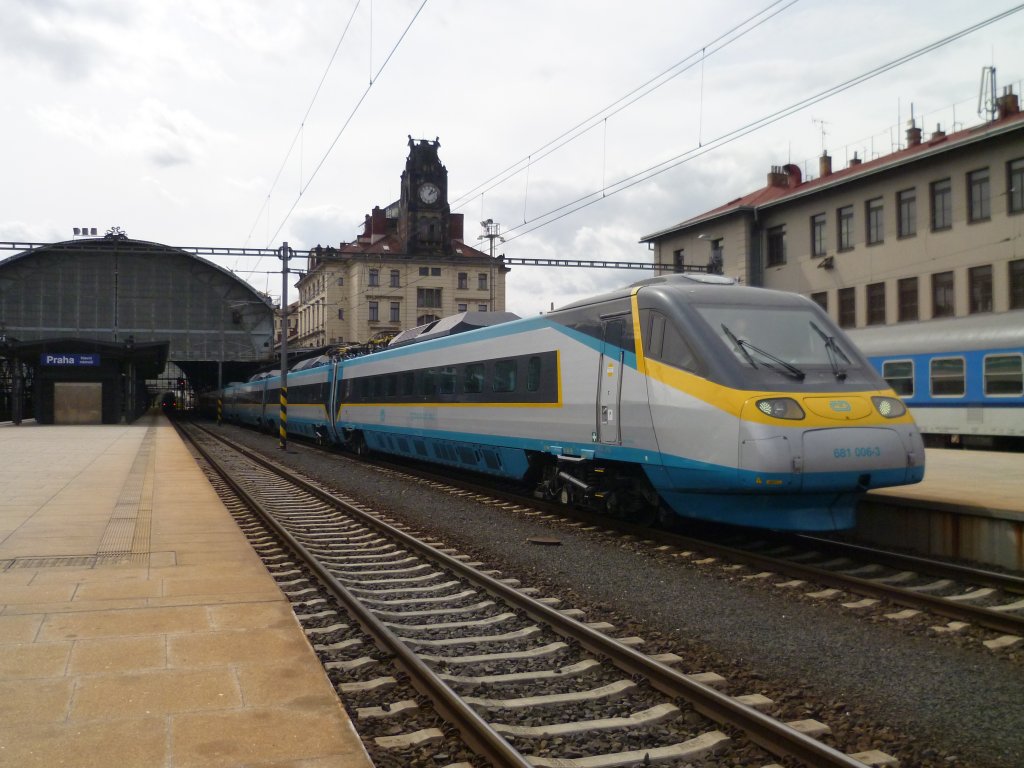 Auch der 681 006-3 kam in Praha hl.n. am 26.08.12 vorbei.