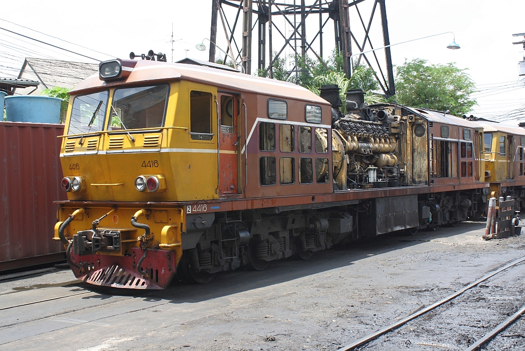 Auch die ADD 4416 (Co'Co', de, Alsthom, Bj.1985) war am 19.Mai 2012 mit, zu Reparaturzwecken abgenommener Maschinenraumhaube im Depot Thon Buri.

