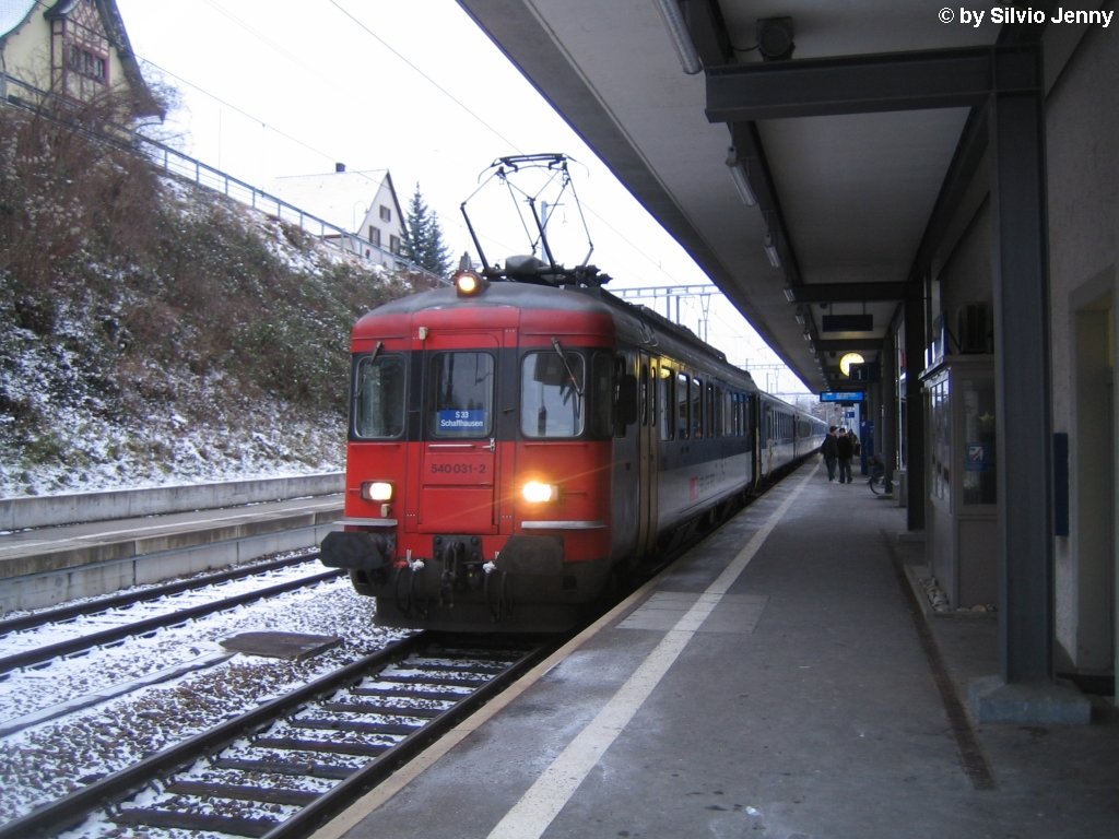 Auch in der aktuellen Fahrplanperiode kommt auf der S33 (Winterthur - Schaffhausen) ein RBe 540-Doppelpendel zum Einsatz. Sehr wahrscheinlich wird er noch bis zur bernahme der SBB auf der S33 bleiben. Am 17.12.09 fhrte der RBe 540 031-2 das Gespann an, und steht hier in Andelfingen.