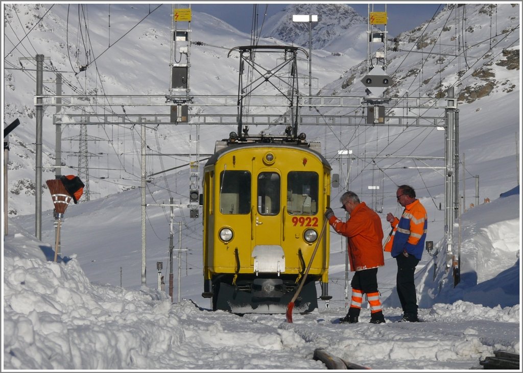 Auch alle Technik ist meist machtlos gegen die Naturgewalten, am Schluss bleibt immer der Mensch, das zuverlssigste Glied in der Kette und da darf man auch mal Pause machen. Ospizio Bernina 2253m. (12.01.2010)