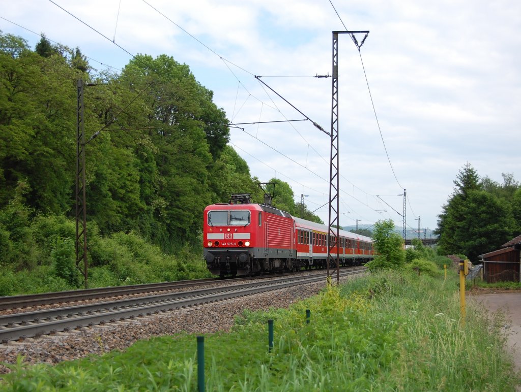 Auch als sich 143 575-9 am 28.5.2010 mit einer RB nach Plochingen auf der Filsbahn zeigte, nahm sich die Sonne gerade eine Auszeit. Aufgenommen wurde das Bild kurz vor Gppingen.
