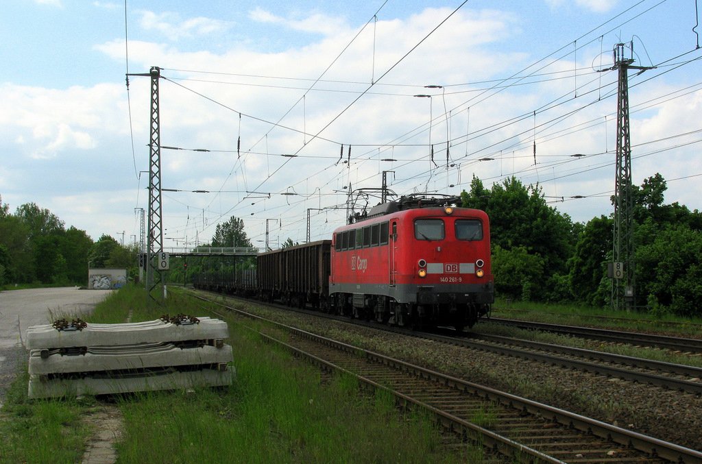 Auch Altbau gab es zu sehen Heute, was Bernhard besonders freute. Es war die 140 261-9 mit dem FE 45475 mit - 29 Minuten um 14:56 durch Saarmund von Seddin nach Tarnowskie Gory, aber leider mit Wolkenschaden.