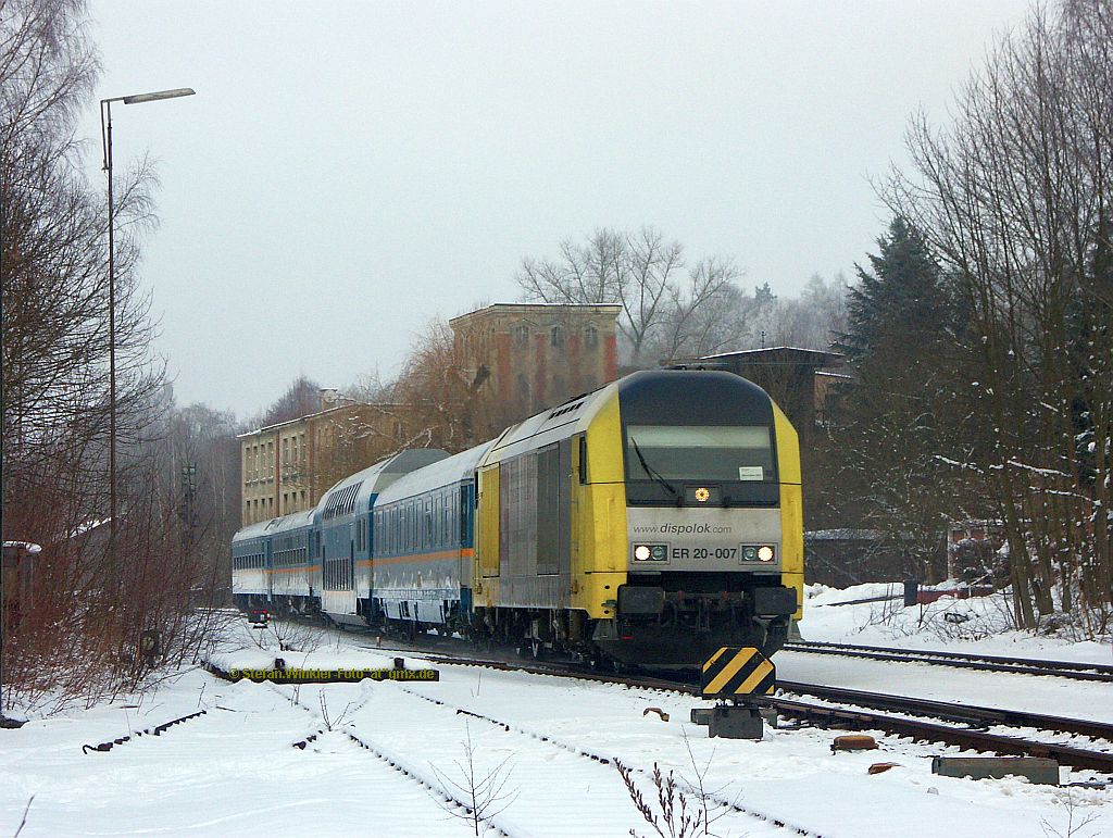 Auch am 01. Februar 2011 war die gelbe ER 20-007 im Einsatz vom dem ALEX 84115 ab Hof, hier aufgenommen bei Einfahrt Oberkotzau. Manchen strt sicher das Signal vor der Lok, ich sehe das nicht so negativ...