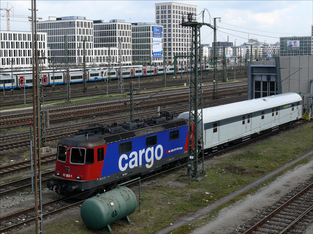 Auch am 05.04.2011 wartet noch SBB CFF FFS Cargo 421 383 mit einem railadventure-Wagen in Mnchen auf neuen Einsatz; im Hintergrund ein Zug der BOB (aufgenommen von der Donnersbergerbrcke)