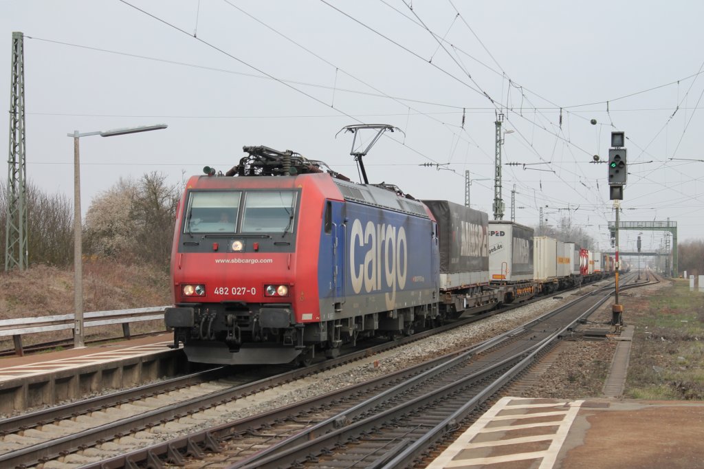 Auch am 05.04.2013 kam SBB Cargo Re 482 027-0 mit einem KLV gen Sden auf der KBS 703 durch Orschweier.
