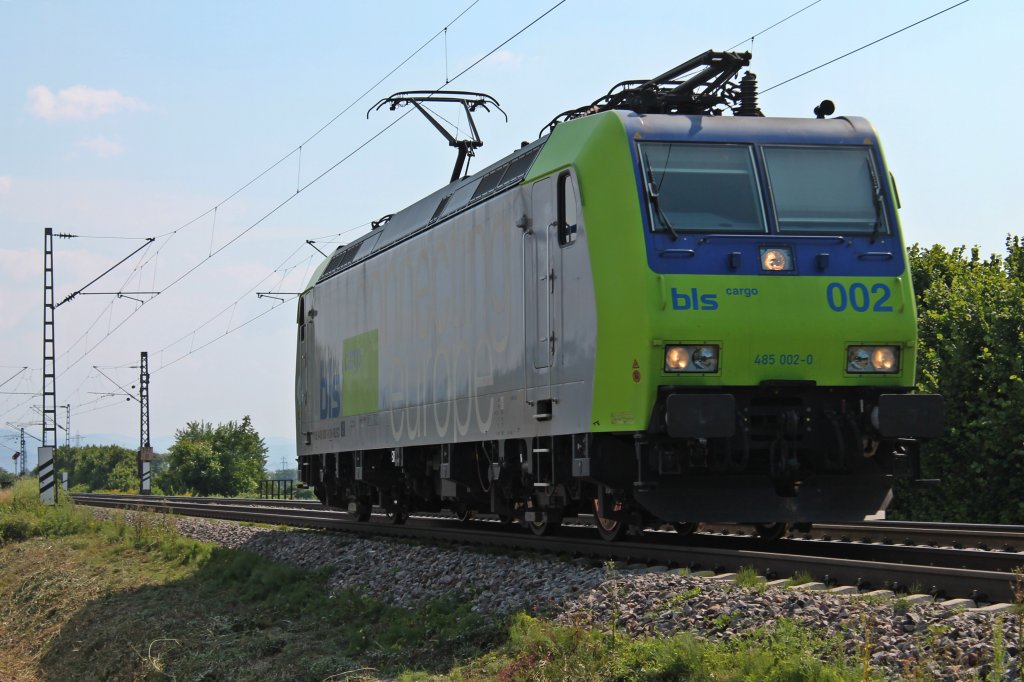 Auch am 08.07.2013 kam an der Stadtgrenze von Sexau die BLS Re 485 002-0 als Tfzf gen Norden vorbei. Die Lok wird einen Zug aus RoLa-Wagen von Offenburg nach Freiburg Gbf bringen, um dann wieder voll beladen in Richtung Italien fahren kann. In Offenburg ist die Werkstatt fr die Rola-Wagne, die sie wieder reparieren.