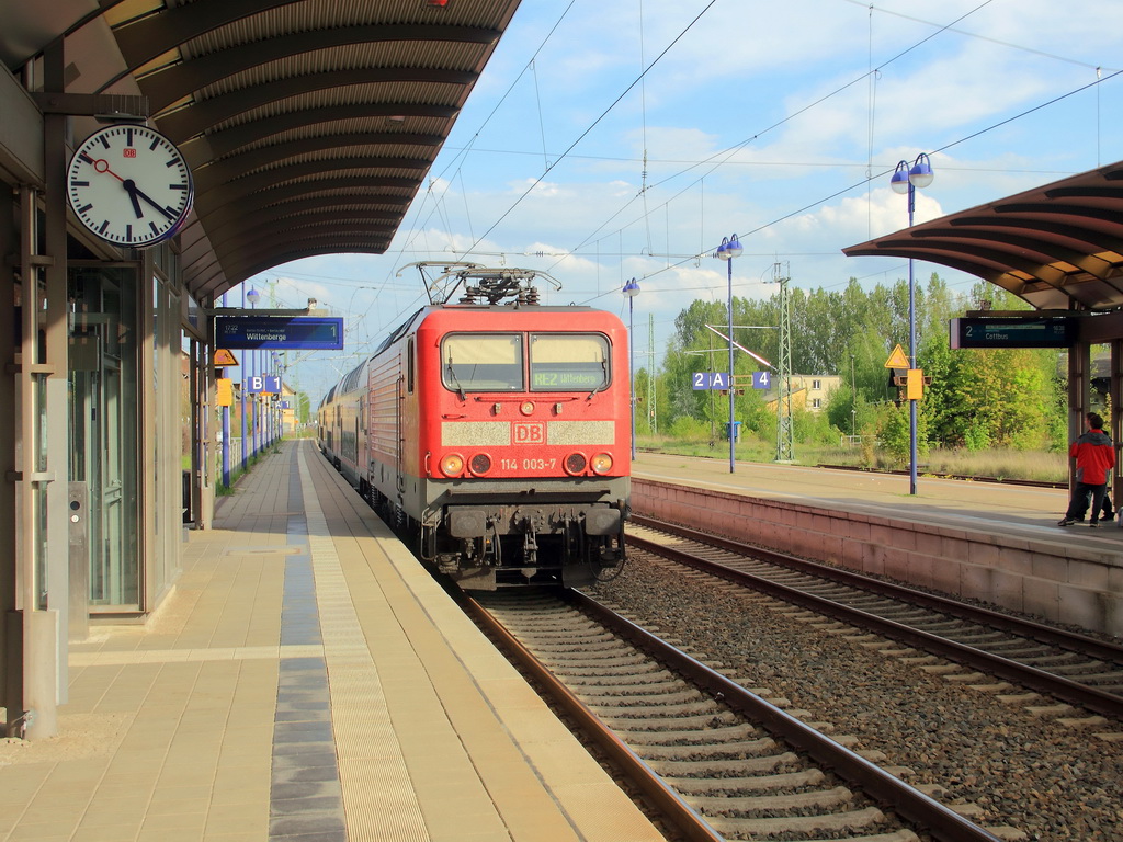 Auch am 09. Mai 2013 war noch der ODEG Ersatzpark mit  114 003-7 der DB vor dem  RE 2 (RE 37377) von Cottbus nach Wittenberge aktiv. Hier bei der Einfahrt in den Bahnhof Lbbenau.

Mit guten Augen kann man auf Gleis 2 am Fahrzielanzeiger die Versptung des Gegenzuges von Wittenberge nach Cottbus ablesen, es waren am Nachmittag nur noch + 50.
