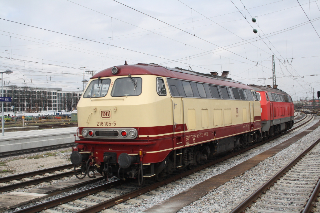 Auch am 09.04.2012 wurde die 218 497-6 mit 218 105-5 am Mnchener Ostbahnhof. Das ganze von hinten nach vorne betrachtet.