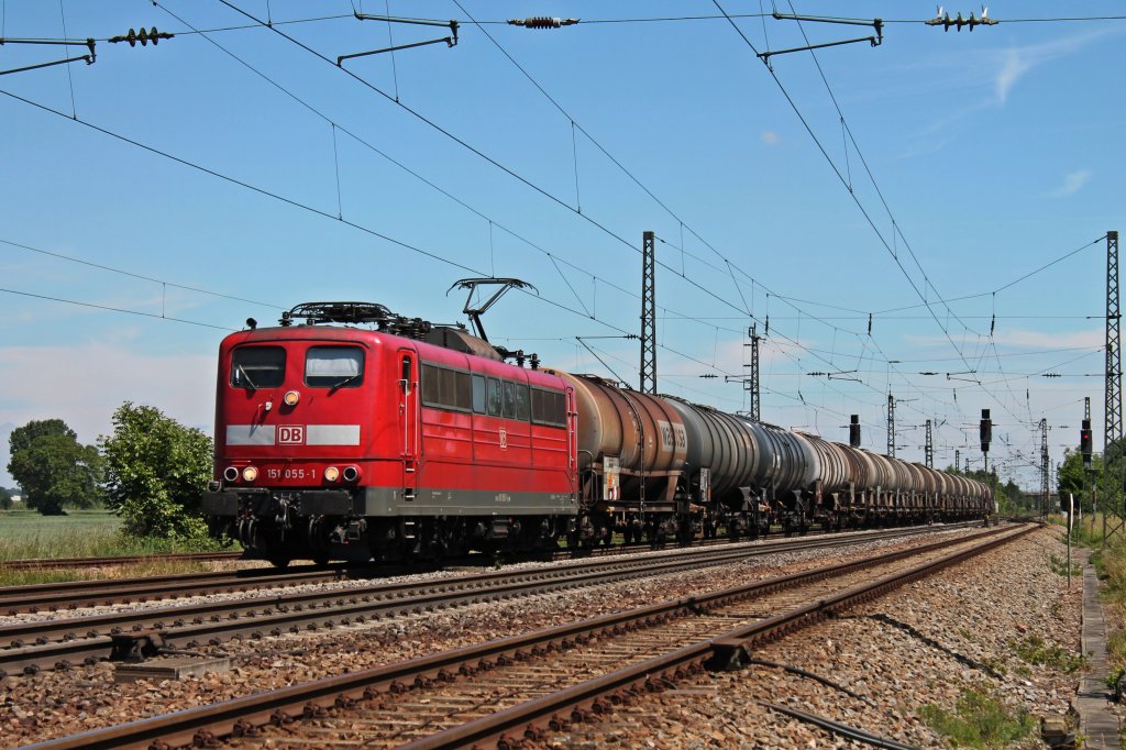 Auch am 13.06.2013, kam dieser  leider  seltene Gast auf die KBS 703. 151 055-1 mit einem Kesselwagenganzzug gen Sden bei Orschweier unterwegs.