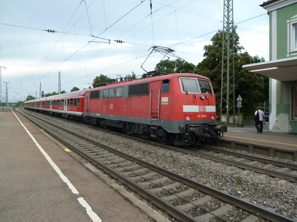 Auch am 14.08.2012 ist 111 050-1 mit einer n-Wagen Garnitur als RB zwischen Basel und Offenburg unterwegs. Hier schiebt sie ihre RB aus Mllheim (Baden) zu ihrem nchsten Halt in Buggingen.