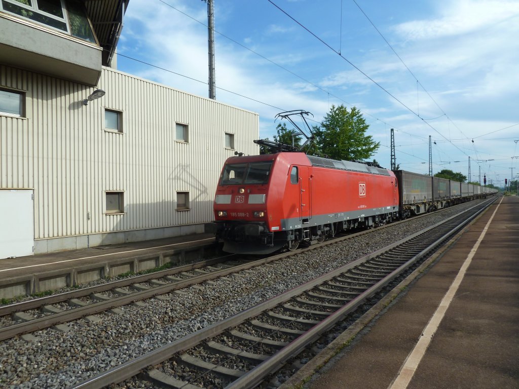 Auch am 14.08.2012 kam 185 088-2 mit dem Ambrogio-Zug aus Basel. Hier ist sie neben dem Stellwerk in Mllheim (Baden).