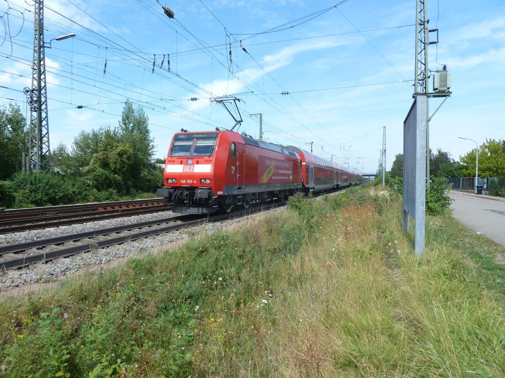 Auch am 14.08.2012 kam die schne 146 109-4 mit ihrem RE aus Basel in Richtung Offenburg. Hier bei ihrer Ausfahrt in Mllheim (Baden).